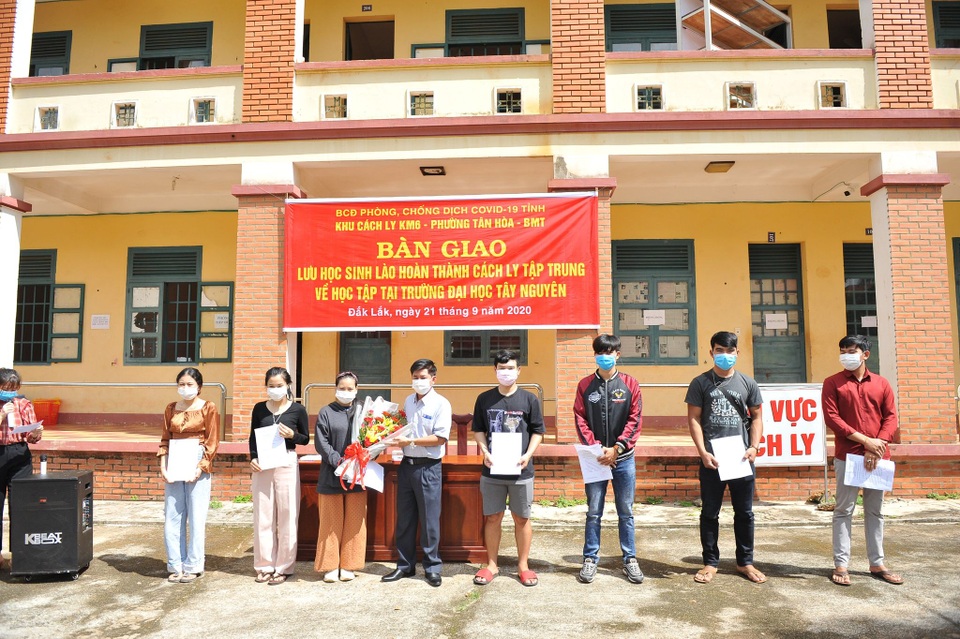 Du học sinh Lào cảm ơn y, bác sĩ Đắk Lắk sau thời gian cách ly tập trung - 1 Du học sinh Lào cảm ơn y, bác sĩ Đắk Lắk sau thời gian cách ly tập trung - 1