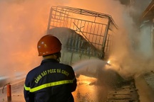 Xe tải cháy ngùn ngụt trên quốc lộ 51