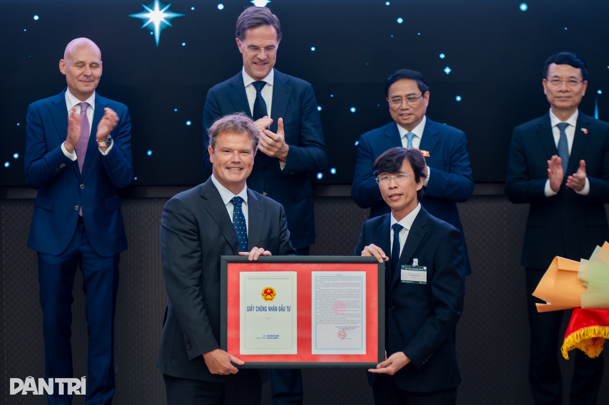 ডাচ প্রধানমন্ত্রী উচ্চ-প্রযুক্তি শৃঙ্খলে ভিয়েতনামের সম্ভাবনা প্রকাশ করেছেন - ৮ Thủ tướng Hà Lan hé lộ tiềm năng của Việt Nam trong chuỗi công nghệ cao - 8