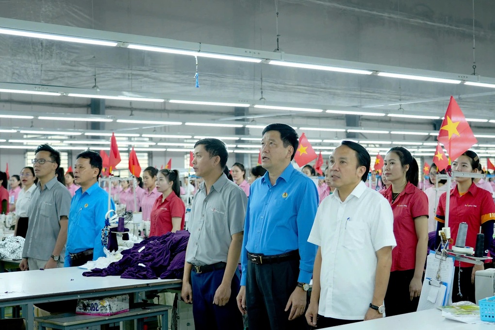 Xưởng sản xuất ngập tràn cờ Tổ quốc, hàng nghìn công nhân cùng hát quốc ca - 1 Xưởng sản xuất ngập tràn cờ Tổ quốc, hàng nghìn công nhân cùng hát quốc ca - 1