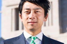 Tân Bộ trưởng 38 tuổi “chiếm sóng” truyền thông Nhật Bản