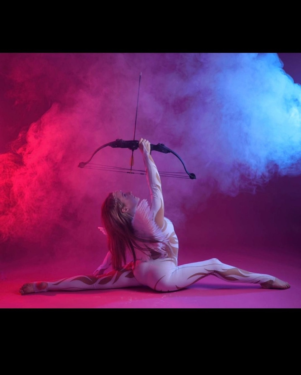 Ngỡ ngàng trước trình bắn cung... bằng chân của mỹ nhân 9x - 11