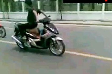 Công an truy tìm đối tượng quay lưng ra đằng trước khi đi xe máy