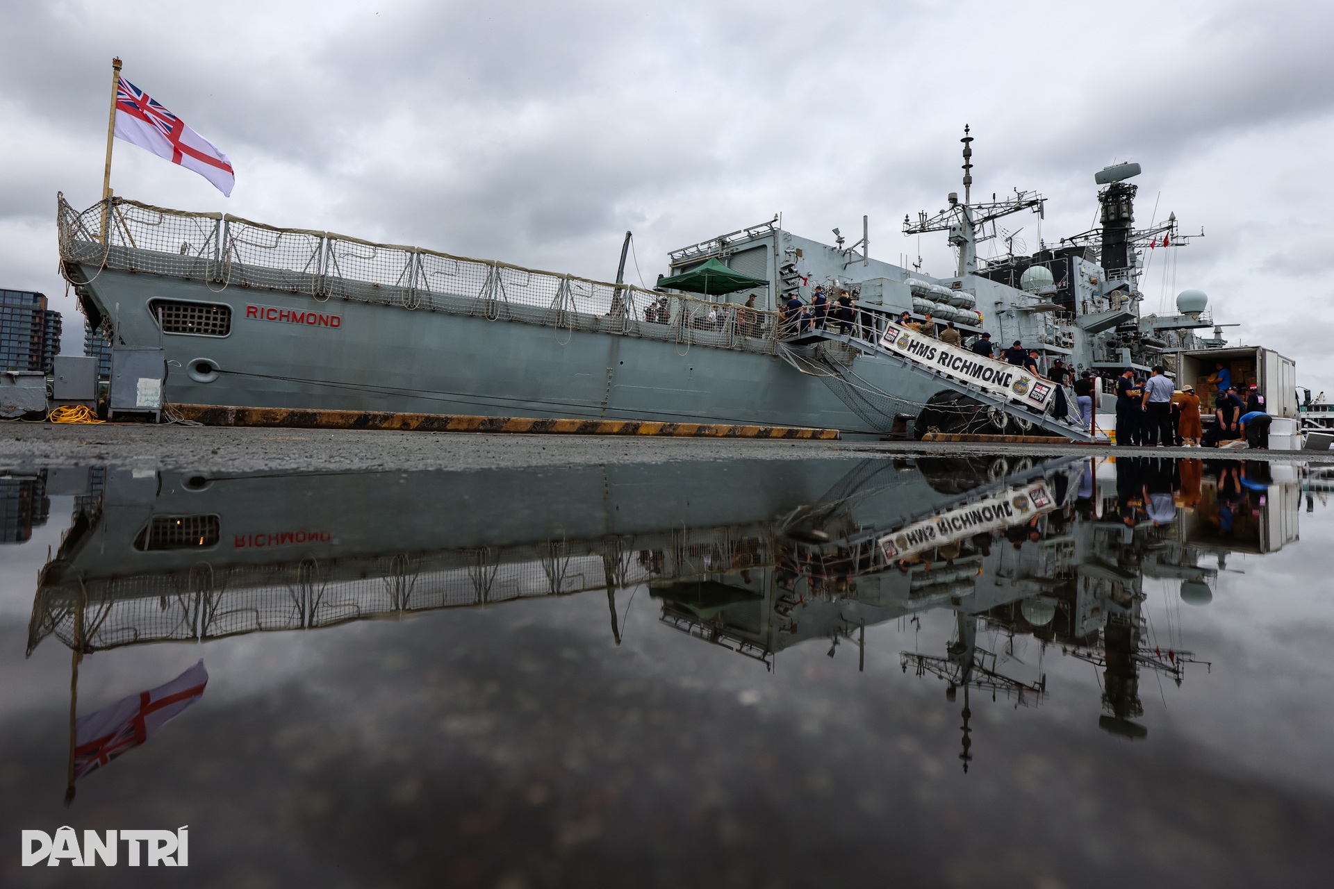 Dàn vũ khí tối tân của tàu Hải quân Hoàng gia Anh vừa cập bến Nhà Rồng - 1