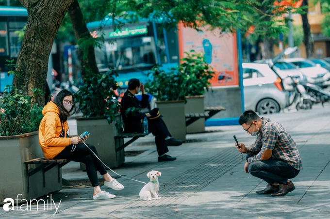 Hồ Hoàn Kiếm ngày cuối tuần bình yên, cuộc sống chậm lại khiến cho nhiều người chợt nhận ra nơi đây có nhiều thứ đẹp mà ngày thường chẳng hề hay biết - Ảnh 4.