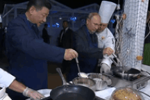 Ông Putin và ông Tập Cận Bình đeo tạp dề, trổ tài làm bánh