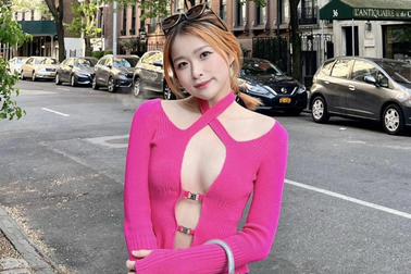 Từ khi du học, Chao mặc đồ ngày càng hở bạo