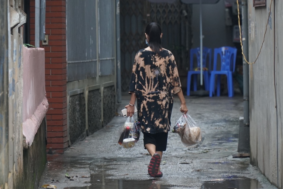 Hà Nội: Người thân tiếp tế đồ ăn vào khu cách ly Covid-19 ở Bắc Từ Liêm - 4 Hà Nội: Người thân tiếp tế đồ ăn vào khu cách ly Covid-19 ở Bắc Từ Liêm - 4