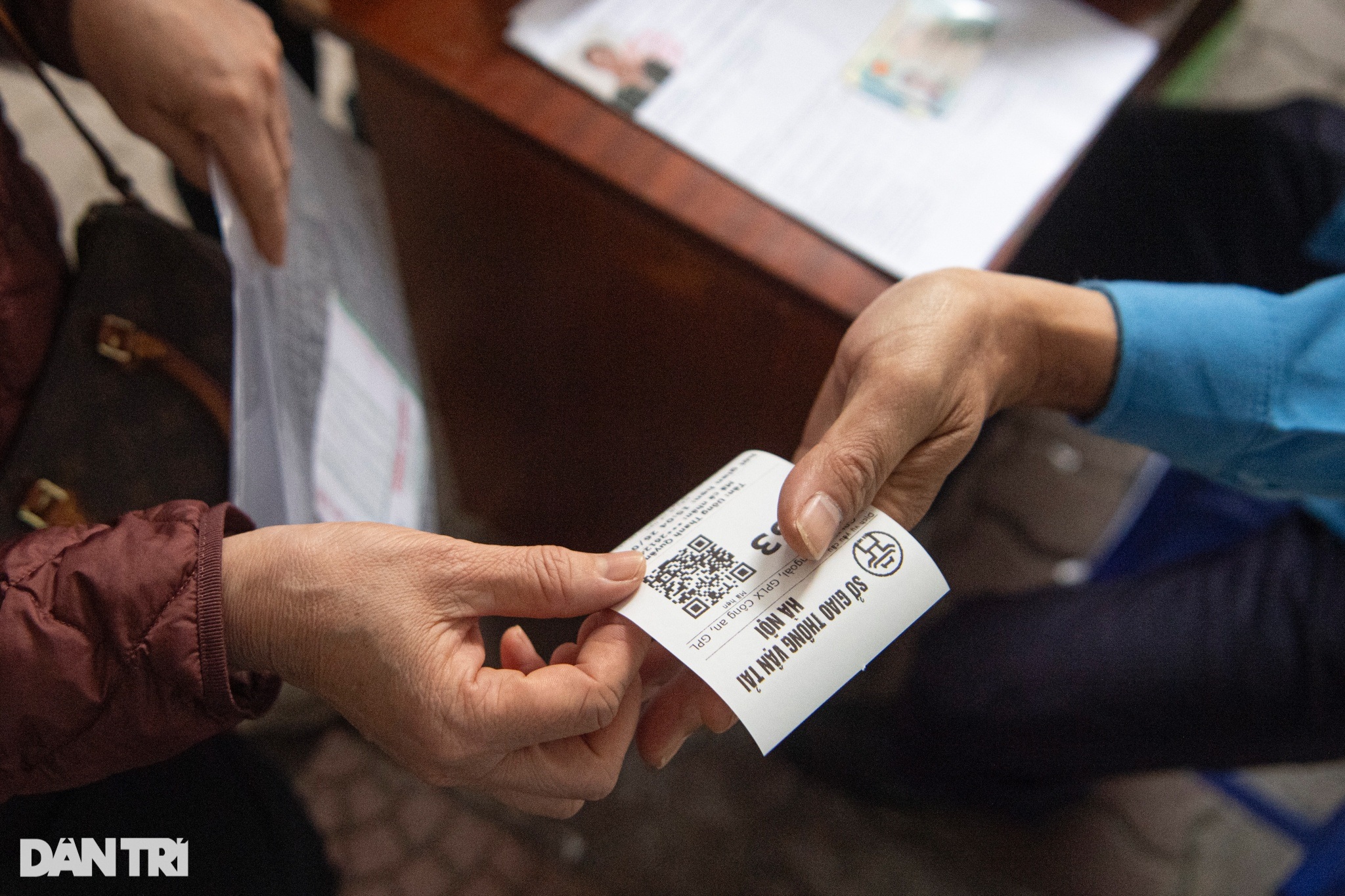 Xếp hàng rồng rắn chờ đổi giấy phép lái xe ở Hà Nội - 8