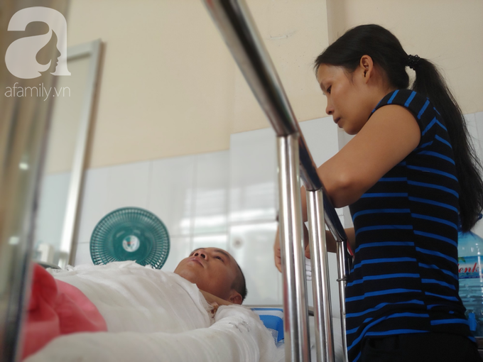 Chồng làm thợ hồ bị điện giật cháy khắp người, khóc nức nở vì làm khổ vợ và hai con thơ dại - Ảnh 1. Chồng làm thợ hồ bị điện giật cháy khắp người, khóc nức nở vì làm khổ vợ và hai con thơ dại - Ảnh 1.