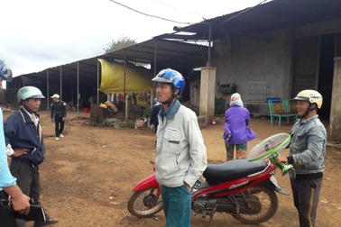 Dân khóc đứng khóc ngồi vì chủ thu mua cà phê bất ngờ “mất tích”