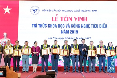PGS.TS. Cao Hùng Phi, Hiệu trưởng Trường Đại học Sư phạm Kỹ thuật Vĩnh Long được tôn vinh trí thức khoa học và công nghệ tiêu biểu năm 2019