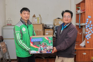 Mastercard và Grab Việt Nam tặng 5.900 phần quà cho các gia đình khó khăn