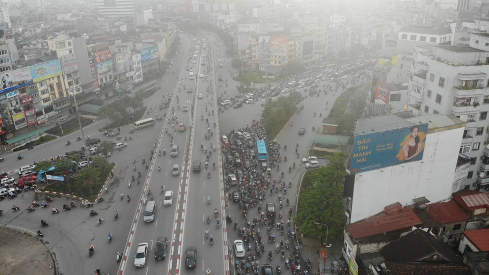 Học sinh được đến trường, “đặc sản” tắc đường trở lại Hà Nội - 1 Học sinh được đến trường, “đặc sản” tắc đường trở lại Hà Nội - 1