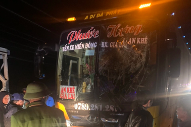 Hai xe khách tông nhau trên quốc lộ đang thi công