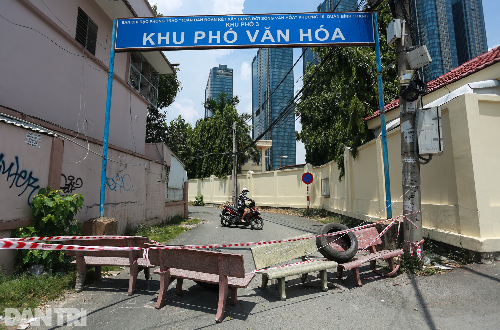 Người Sài Gòn dựng hàng rào đặc biệt, cấm người lạ vào hẻm - 12 Người Sài Gòn dựng hàng rào đặc biệt, cấm người lạ vào hẻm - 12