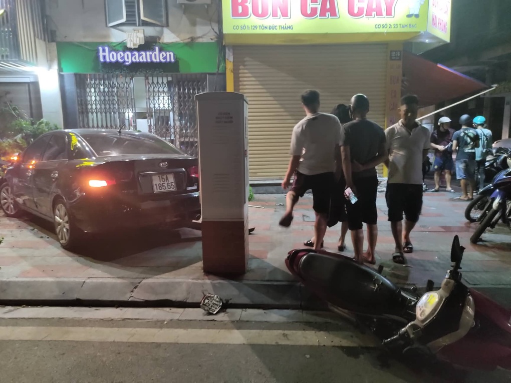 Xe ô tô hạ gục hàng loạt phương tiện, lao lên vỉa hè tông vào nhà dân - 3 Xe ô tô hạ gục hàng loạt phương tiện, lao lên vỉa hè tông vào nhà dân - 3