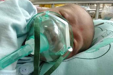 Tiếng khóc xé lòng của bé 8 tháng tuổi bị bệnh tật bủa vây