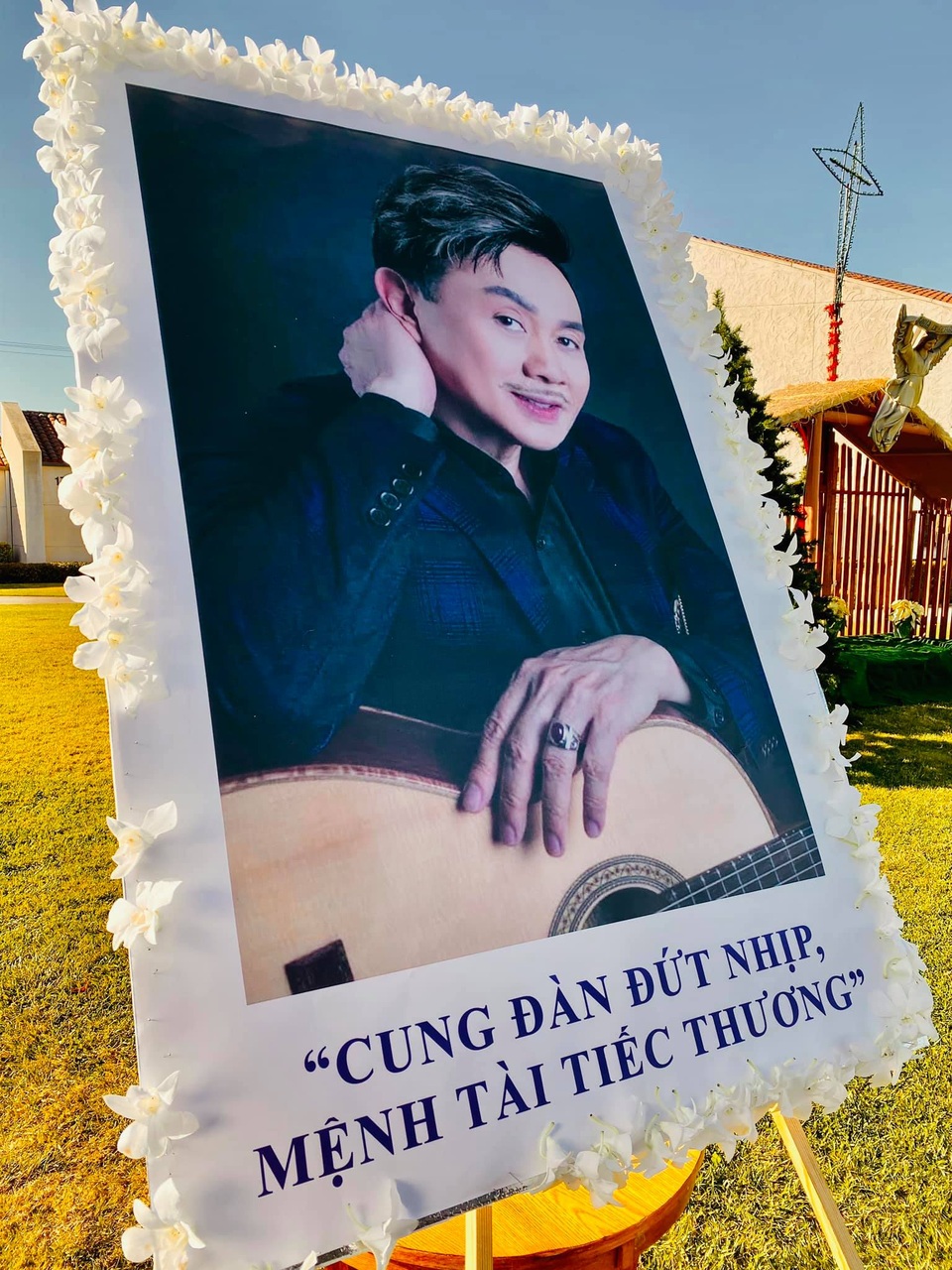 Vì sao nghệ sĩ không ôm hôn, vỗ về bà xã danh hài Chí Tài trong tang lễ? - 8 Vì sao nghệ sĩ không ôm hôn, vỗ về bà xã danh hài Chí Tài trong tang lễ? - 8