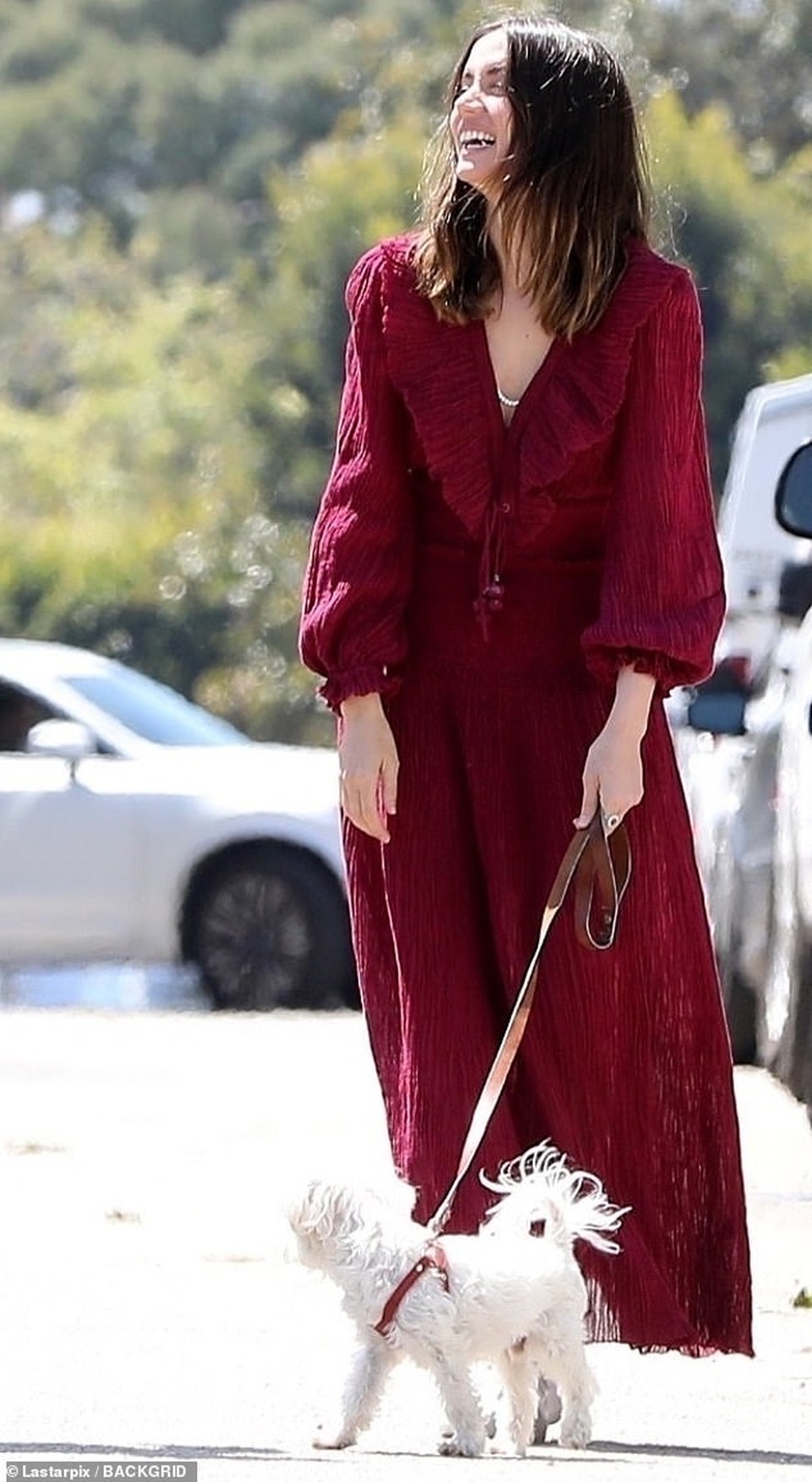 Ben Affleck hôn bạn gái trẻ trên phố - 7