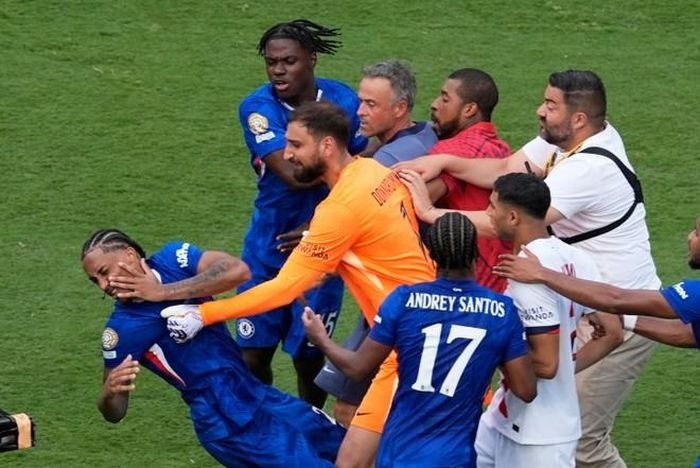 HLV Luis Enrique đối diện với đòn trừng phạt của FIFA vì tát đối thủ - 2