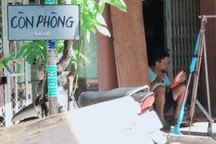 Xóm trọ ế quá nửa phòng, lũ lượt xe tải chuyển đồ về quê