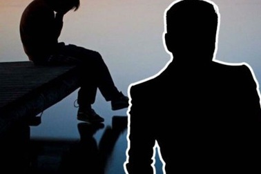 Nam thanh niên ám ảnh bị đồng nghiệp cùng giới gạ tình