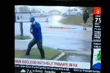 Chết cười video phóng viên bị lật mặt đang “diễn sâu” khi đưa tin về bão