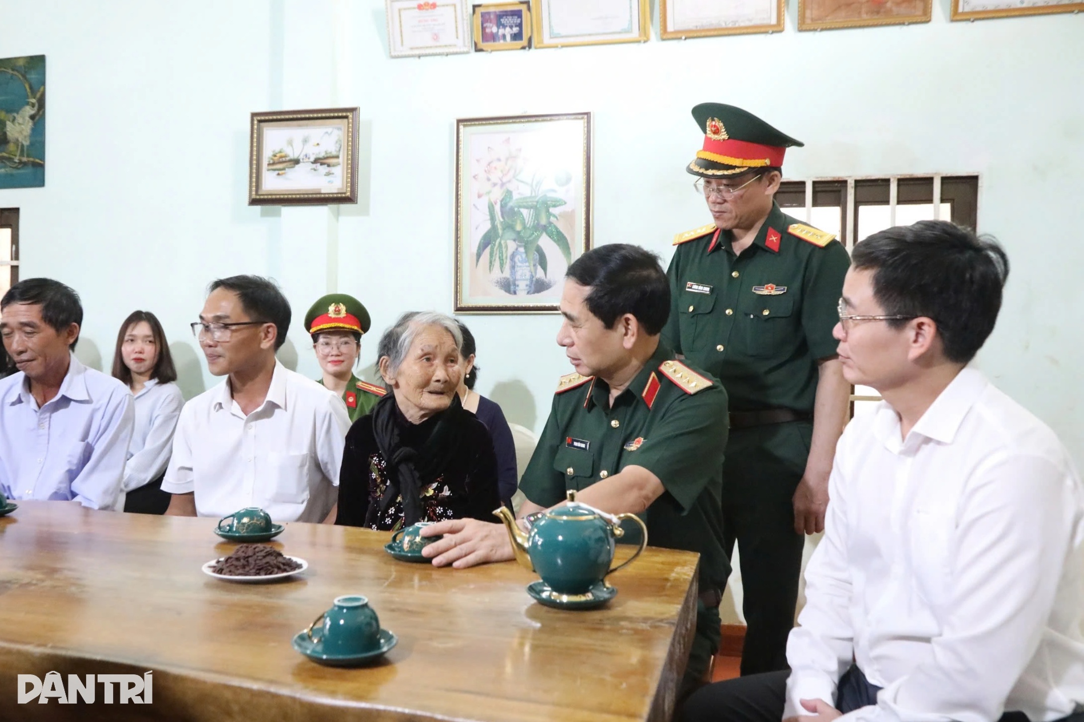 Đại tướng Phan Văn Giang thăm, tặng quà người có công tại Đắk Lắk