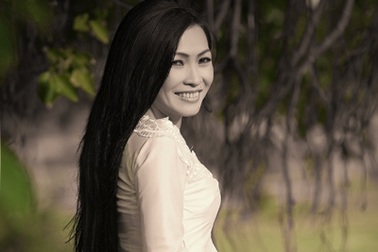 “Chị Chanh” dịu dàng với áo dài  