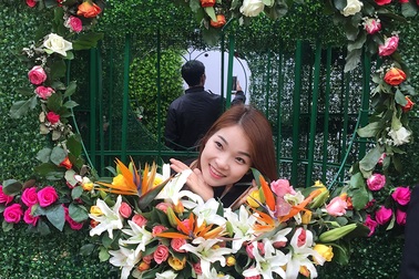 Vỡ mộng thượng uyển, thiếu nữ hăng hái chụp với hoa hồng "kiểu Bulgaria"