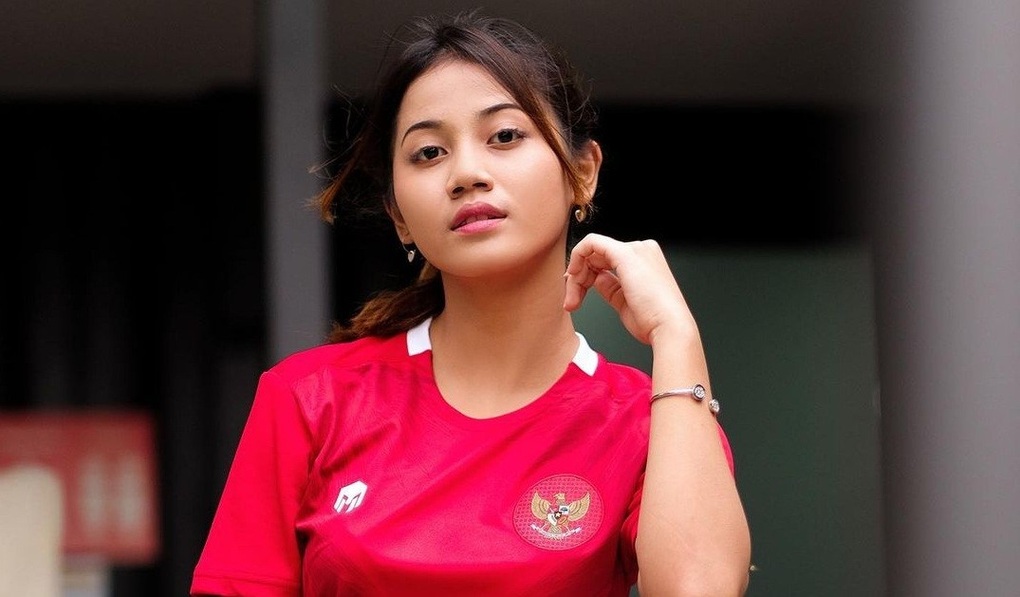 Đội trưởng tuyển nữ Indonesia gây sốt vì vẻ đẹp gợi cảm - 4 Đội trưởng tuyển nữ Indonesia gây sốt vì vẻ đẹp gợi cảm - 4