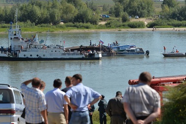 Nga: Tàu thủy đâm ngang xà lan trên sông 
