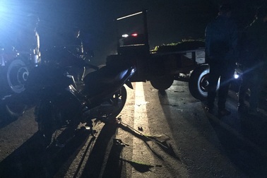 Công nông kéo lê xe máy, 2 thanh niên thương vong