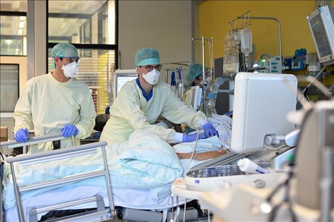 Điều trị cho bệnh nhân COVID-19 tại bệnh viện ở Aachen, miền Tây Đức. Ảnh tư liệu: AFP/TTXVN