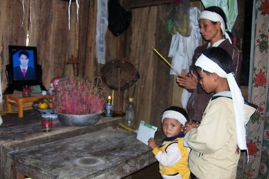 Hơi ấm đến với “thiếu phụ mất chồng, nhà cửa tan nát sau lũ”