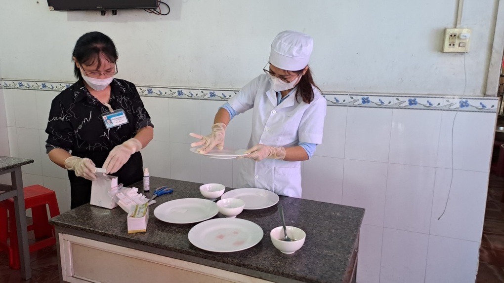 Gần 50 du khách nghi bị ngộ độc khi du lịch Phan Thiết - 1 Gần 50 du khách nghi bị ngộ độc khi du lịch Phan Thiết - 1