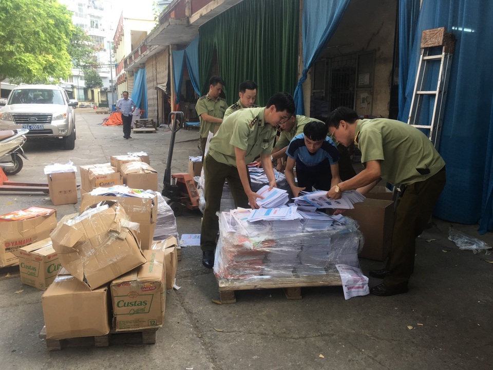 Hà Nội: Cận cảnh xưởng in sách có dấu hiệu in lậu vừa bị phát giác - 3 Hà Nội: Cận cảnh xưởng in sách có dấu hiệu in lậu vừa bị phát giác - 3