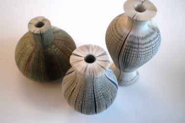 Sách cũ "biến hóa" thành lọ cắm hoa độc đáo