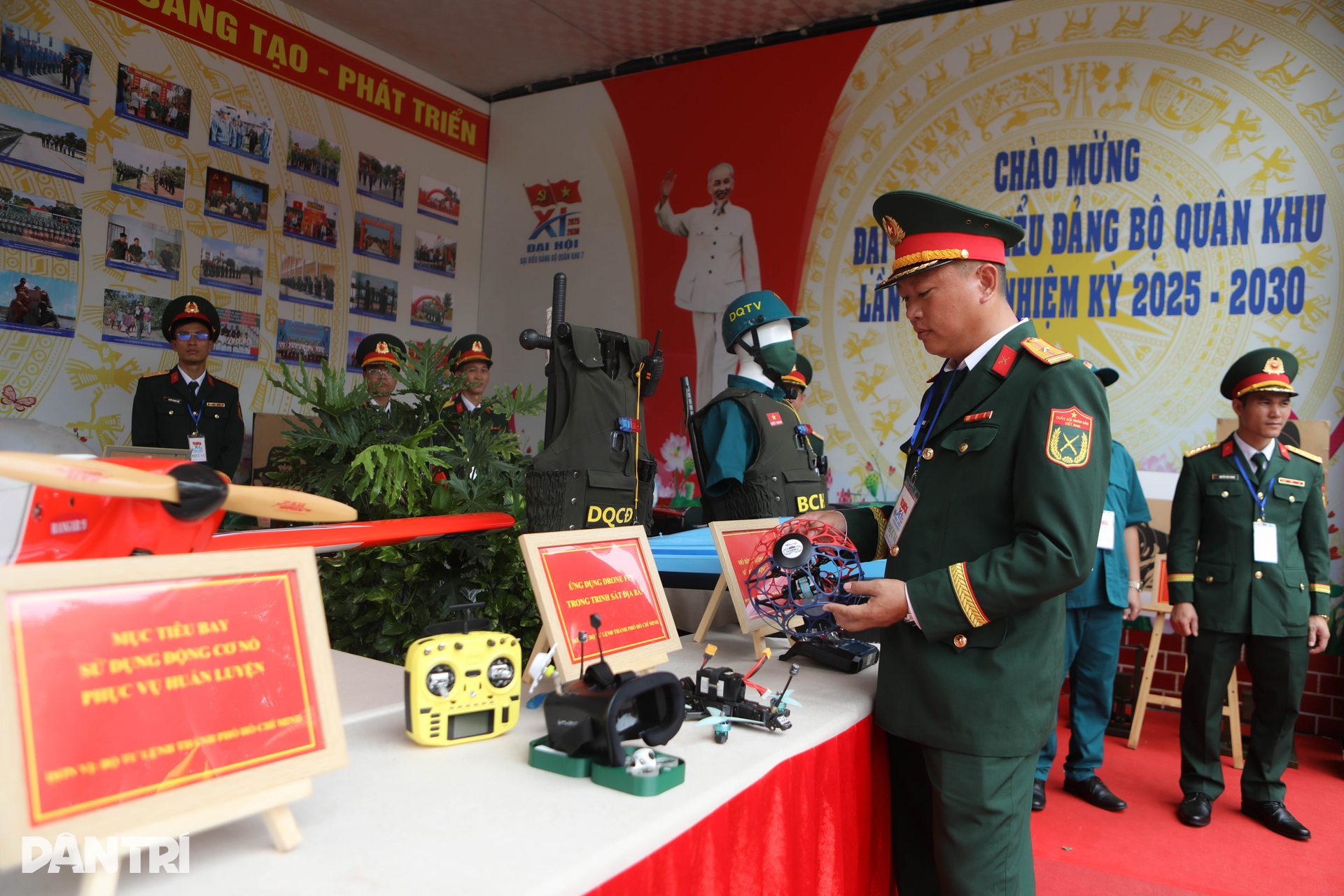 Thiếu tướng Trần Vinh Ngọc được bầu giữ chức Bí thư Đảng ủy Quân khu 7 - 14 Thiếu tướng Trần Vinh Ngọc được bầu giữ chức Bí thư Đảng ủy Quân khu 7 - 14