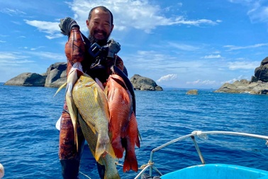 Bắt cá dưới đáy biển, ăn hải sản tươi sống ngay tại chỗ ở Đề Gi