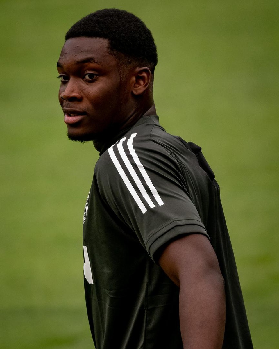 Pogba, Fernandes thoải mái phô diễn kỹ năng trên sân tập của Man Utd - 7 Pogba, Fernandes thoải mái phô diễn kỹ năng trên sân tập của Man Utd - 7