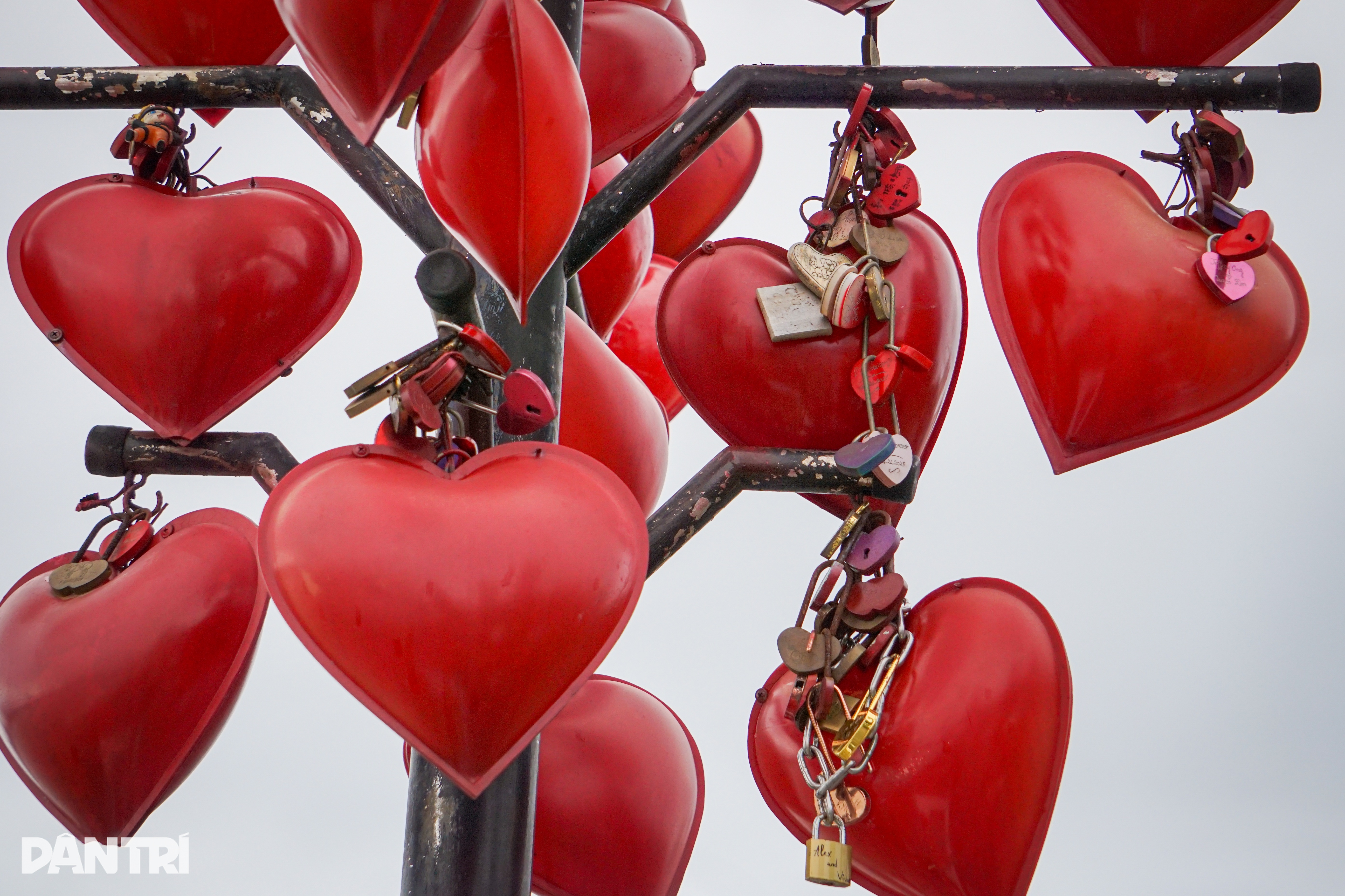 View - Muôn kiểu "khóa tình yêu" chi chít trên cầu lãng mạn nhất Đà Nẵng | Báo Dân trí