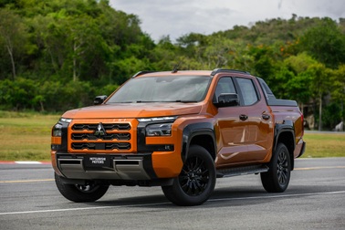 Mitsubishi Triton 2024 gia tăng kích thước và công nghệ để "đấu" Ranger