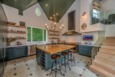 Ngắm nhà siêu sang của "Thần sấm"