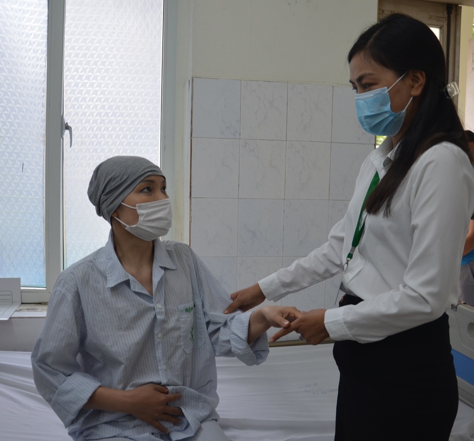 Nữ điều dưỡng mắc ung thư kép nghẹn ngào được bạn đọc tiếp tục giúp đỡ - 3 Nữ điều dưỡng mắc ung thư kép nghẹn ngào được bạn đọc tiếp tục giúp đỡ - 3