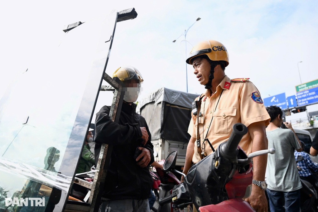 Giao xe cho nhân viên chở hàng đến TPHCM, chủ xe bị phạt gần 10 triệu đồng - 1