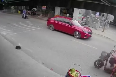 Robot hút bụi lao ra đường để dọn dẹp