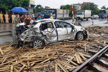 Tàu hỏa tông nát ô tô, 1 người chết, 3 người bị thương