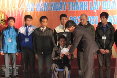 ĐH Vinh trao học bổng cho sinh viên nghèo vượt khó